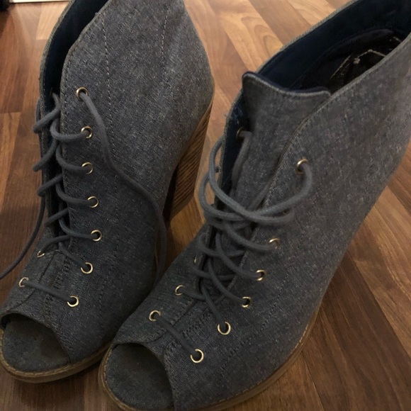 Heels - Picture 1 of 3